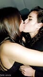 Belle amore und April Bigass küssen und berühren sich zum ersten Mal im Auto snapshot 3