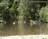 Couple mature naturiste à la rivière snapshot 7