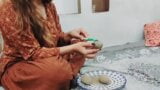 Une tatie desi se fait baiser et sucer en épluchant des pommes de terre avec un son hindi clair snapshot 1