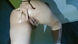Шаловливая мама трахает пальцами задницу перед вебкамерой snapshot 4