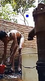 Escena de un niño del pueblo tomando un baño. Como no había nadie en casa, me di un baño al aire libre en la opulencia natural. snapshot 10