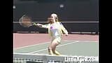 Seksi genç kız küçük April tenis oynuyor snapshot 3