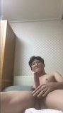 Koreaanse jongen met bril komt frontaal klaar voor de camera snapshot 10