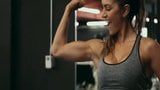 안렐라 사그라. 숨겨진 강하고 근육질의 위협적인 팔 snapshot 10