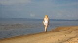 Dicker Arsch in einem Kleid am Strand snapshot 4