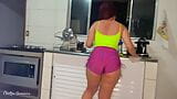 Mucama caliente en pantalones cortos muy cortos snapshot 6