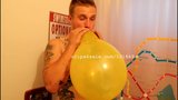 Ballongfetisch - Johnny Cocran poppar ballonger snapshot 1