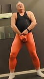 Je m’exhibe à la salle de sport dans mes collants orange à la chatte snapshot 12