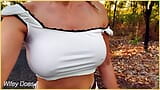 Istri memamerkan payudaranya di bawah croptop lucu tanpa bra snapshot 3