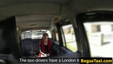 La ragazza spagnola cavalca un tassista sul sedile posteriore snapshot 3