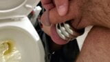 Voyage aux toilettes avec des poids du scrotum snapshot 8