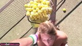 Un couple amateur coquin baise sur un court de tennis snapshot 1