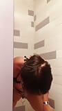Orta yaşlı seksi kadın halka açık kamp duşında derin orgazm oluyor snapshot 16