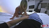Мачеха и пасынок делят постель - мачеха сосет член и трахается как шлюха - видео от первого лица, милфа snapshot 2