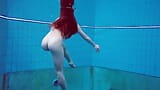 Bonita polonesa adolescente Alice nadando sem roupa snapshot 11