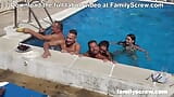 Fiesta en la piscina se pone rara en FamilyScrew snapshot 10