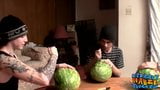 Heterosexuelle Typen ficken Wassermelonen, bis sie kommen snapshot 8