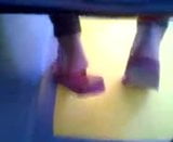 Milf Asia dengan sandal jepit merah muda di bus snapshot 1
