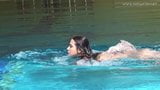 Jessica Lincoln si arrapa e si spoglia in piscina snapshot 16
