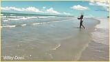 Дружина роздягається оголеною і грає з футболом на пляжі snapshot 4