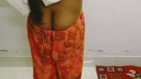 털이 무성한 보지와 큰 엉덩이를 가진 인도의 섹시한 와이프 snapshot 4