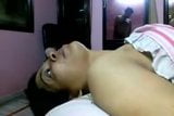 Sexe oral indien dans une vidéo maison snapshot 1