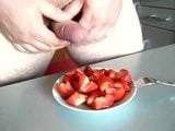 Erdbeeren mit Sahne! snapshot 2