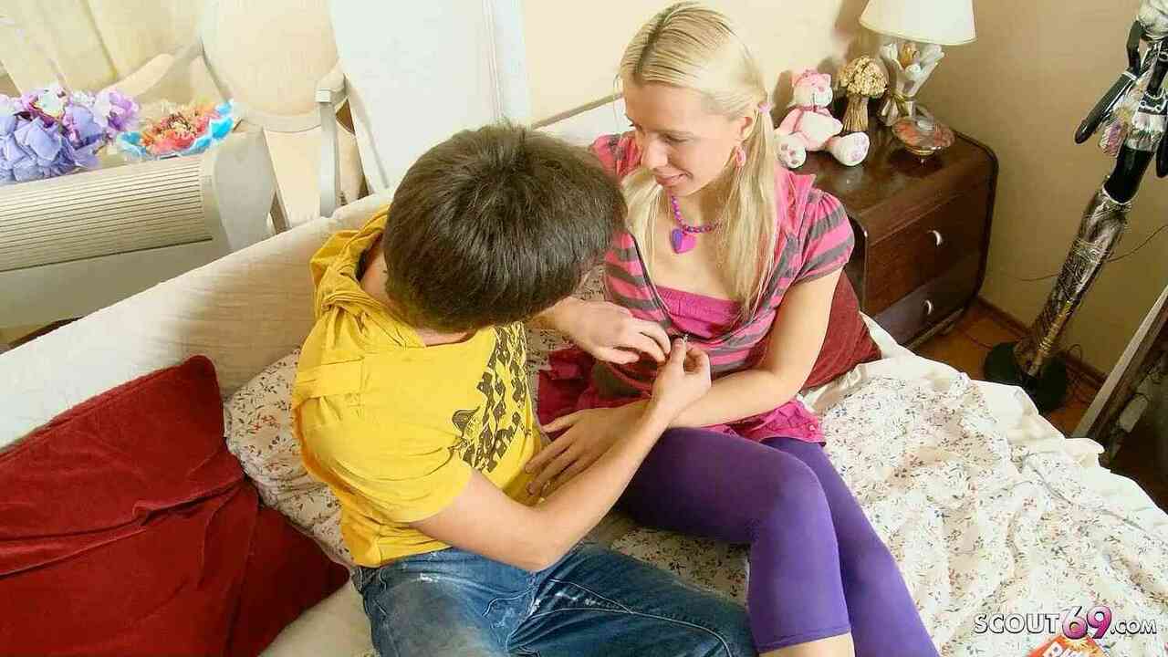 ลูกพี่ลูกน้องสาวเวอร์จิ้นยั่วลูกพี่ลูกน้องชายให้เย็ด - ควยใหญ่ในรูตูดเล็ก