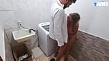 Karımı kıyafetlerimi yıkarken yakaladım ve yıkaması için şortumu verdim! snapshot 7