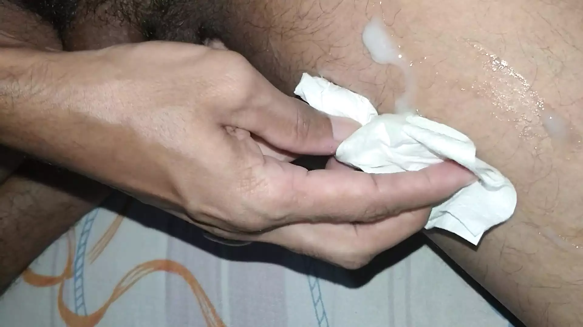 Дрочит в лесу. 