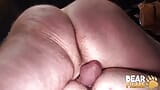 BEARFILMS - Morgan, fille au gros cul, se fait prendre en brochette dans une orgie d’ours snapshot 18