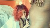 性感的红发拉丁女郎 - netflix & 在我的顶层套房里放松 snapshot 9