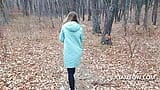 Chica exhibicionista se desnuda en el bosque de otoño snapshot 2