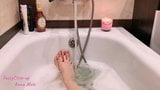 Fétichisme des pieds dans la salle de bain. Anna Mole. snapshot 1