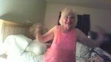 Blonde oma verpleegster douchen snapshot 12