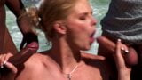 Trío amateur interracial con rubia sexy en las rocas en la playa snapshot 4