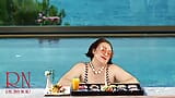 Regina Noir. Titten necken im Schwimmbad. FKK-Hotel. FKK im Freien. Du gehst am Pool vorbei. Plötzlich öffnet eine Dame den Reißverschluss i snapshot 1