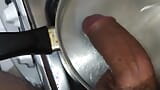 Gotowanie domowej kiełbasy, aby uzyskać soczystą spermę. snapshot 11