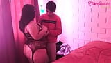 hermosa mami BBW es seducida en su dormitorio por un joven inexperto snapshot 2