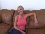 Lustvolle MILF wird im Doggystyle auf dem Boden von einem riesigen Schwanz gefickt snapshot 4