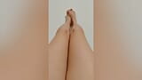 Мои сексуальные маленькие ножки готовы для твоих сильных рук - Роскошный оргазм snapshot 10