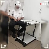 O paznică reală arată curul masturbându-se și ejaculând la locul de muncă snapshot 2