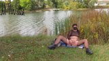 Hete milf masturbeert aan de oever van het meer tegenover het hostel snapshot 11