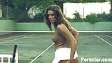 엉덩이에 테니스 라켓을 꽂는 십대 한나 헌터 snapshot 1