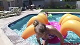 Le ragazze Gwen e Trisha in un caldo pomeriggio di divertimento snapshot 7