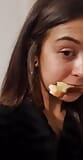 Eu comendo queijo na torrada snapshot 3