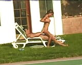 La sexy ragazza francese con le tette piccole adora scopare nel cortile di casa snapshot 11