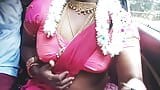 Pembicaraan kotor Telugu, seks mobil, bibi seksi dengan saree berhubungan seks dengan sopir. Bagian 1 snapshot 8