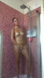 Reife Ehefrau posiert sexy unter der Dusche - Selfie-Video snapshot 7