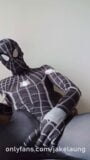 Twink, Spiderman, erwischt beim Masturbieren seines großen Schwanzes snapshot 1